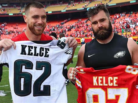 travis kelve naked|Travis Kelce, Jason Kelce talk nudity, hairy buns on New Heights。